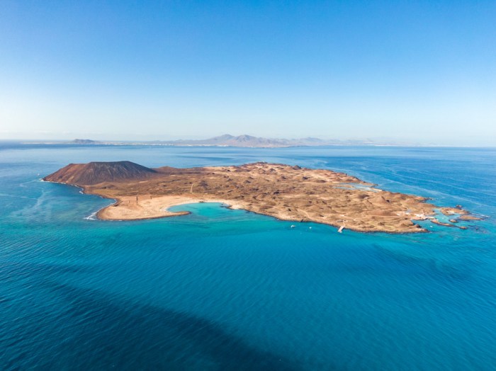 People go to isla de lobos to surf